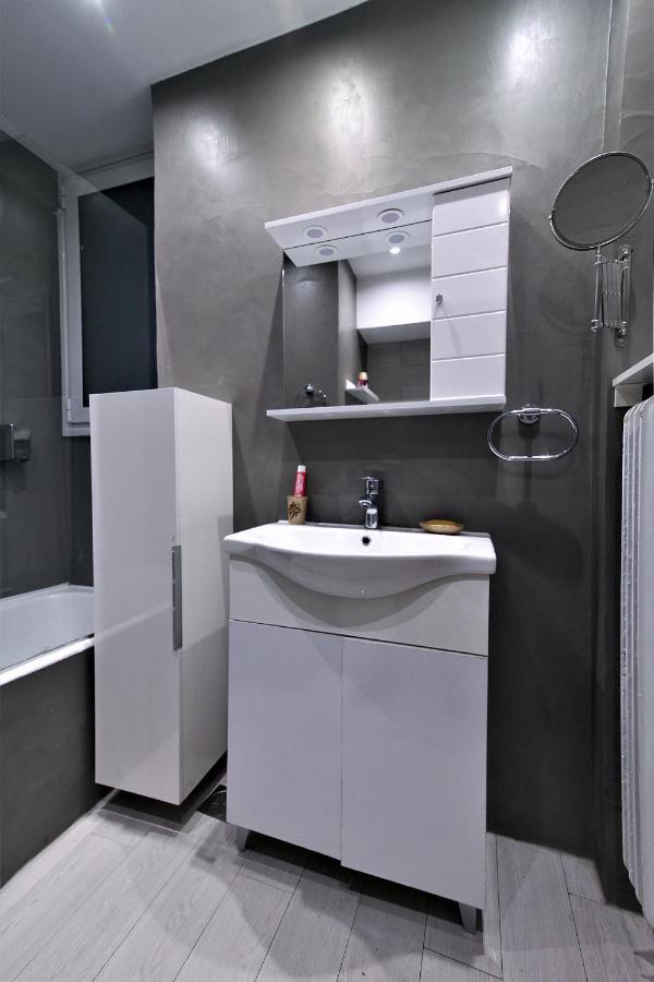 Apartment Neighbourhood In Near Metro Station & Hospitals
